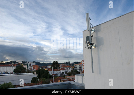 Antenne sans fil WiMAX sur le toit d'un immeuble Banque D'Images