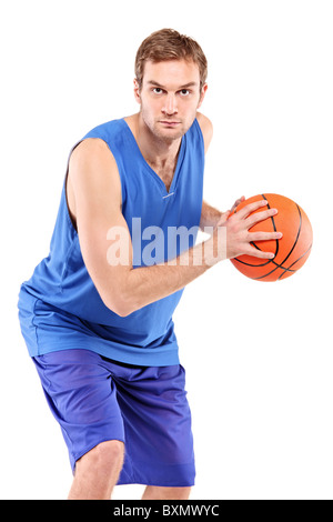 Un joueur de basket-ball qui posent avec une balle Banque D'Images