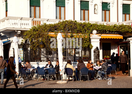 Bénéficiant d''un verre sur une terrasse de café ou un hôtel en Peschiera del Garda Lac de Garde Italie Banque D'Images