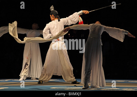 Danseurs à l'intervalle de la finale de l'escrime féminin, Jeux Olympiques, Beijing, Chine Banque D'Images