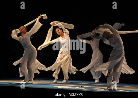 Danseuses à l'intervalle des finales d'escrime, jeux olympiques, Pékin Banque D'Images