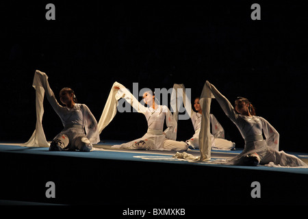 Danseurs de divertir au cours de l'intervalle de temps à l'escrime féminine Finale, Jeux olympiques, Pékin, Chine Banque D'Images