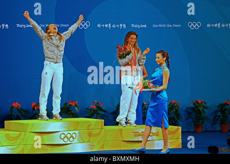 Maria Valentina Vezzali, médaillée d'or de la feuille d'escrime individuelle, et Margherita Granbassi, médaillée de bronze, à la cérémonie de remise des médailles, Jeux Olympiques de Beijing, Chine Banque D'Images