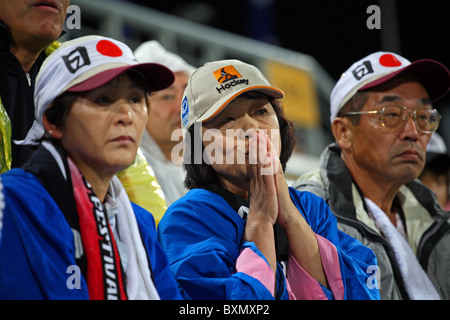 Spectateurs japonais, Argentine 2 Japon 1, Ladies Field Hockey finals Jeux Olympiques de Beijing Chine Banque D'Images