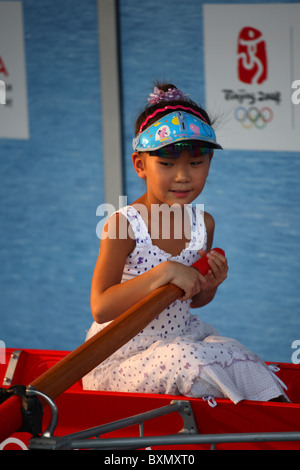 Chinese Girl en bateau à rames au Parc olympique, Jeux olympiques, Pékin, Chine Banque D'Images