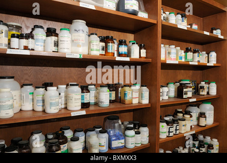 Pour un stockage de produits chimiques de laboratoire de chimie de l'école secondaire Banque D'Images