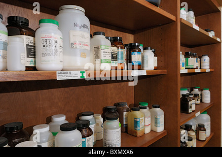 Pour un stockage de produits chimiques de laboratoire de chimie de l'école secondaire Banque D'Images