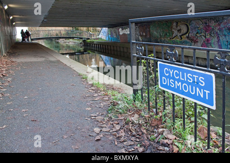 Les cyclistes démonter signe sur sentier en vertu de la façon Reims, Canterbury. Banque D'Images