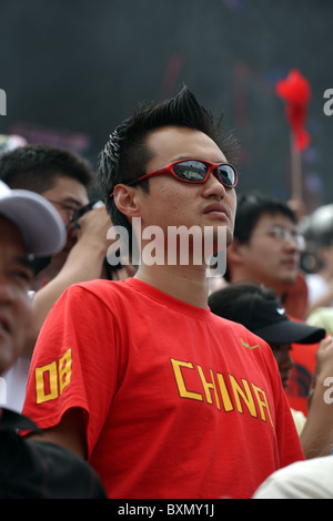 Spectateur mâle au Women's beach-volley finale, Parc de Chaoyang, Beijing, Chine Banque D'Images