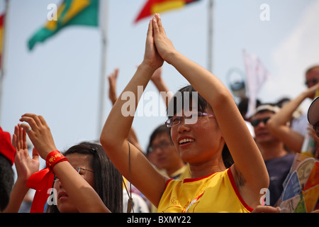 Spectateur au women's beach-volley finale, les Jeux Olympiques de Pékin, Parc de Chaoyang, Chine Banque D'Images