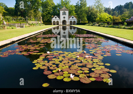 Le code Pin Mill & Water Lilly étang, les jardins Bodnant, Clwyd, Nord du Pays de Galles, Royaume-Uni Banque D'Images