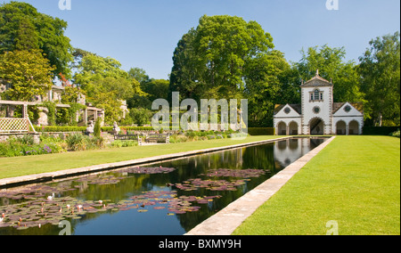 Le code Pin Mill & Water Lilly étang, les jardins Bodnant, Clwyd, Nord du Pays de Galles, Royaume-Uni Banque D'Images