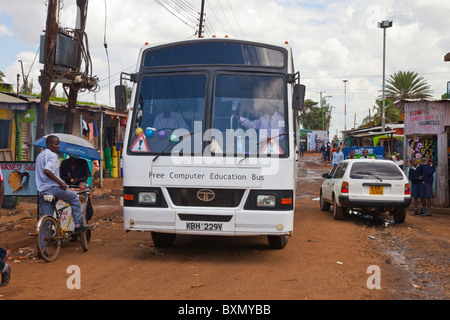 Craft Silicon Foundation bus, offrant gratuitement l'utilisation de l'ordinateur mobile pour les jeunes dans les bidonvilles de Kibera, Nairobi, Kenya Banque D'Images