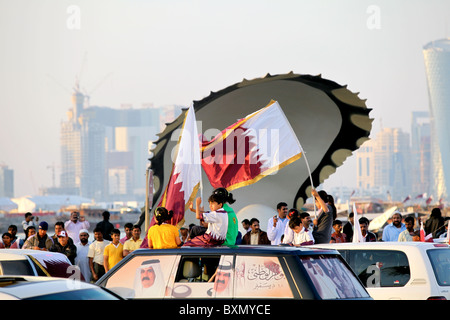 Enfants qatariens célébrer la Journée nationale dans une cavalcade de voitures décorées sur la Corniche à Doha, Qatar, Banque D'Images