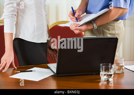 Homme et femme sont debout à côté du lieu de travail Banque D'Images