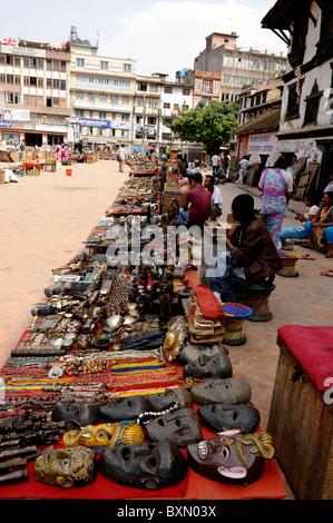 Rue de ligne de commerçants vendant des objets et souvenirs ,Durbar Square, Plaza en face du vieux palais royal , Népal , Katmandou Banque D'Images