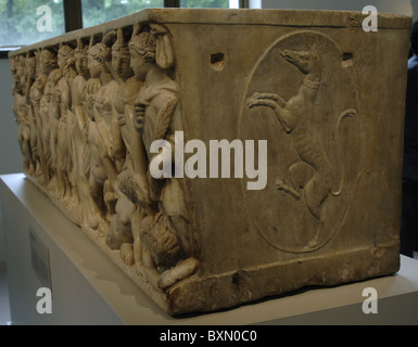 L'Art Roman sarcophage en marbre avec le concours entre les Muses et les sirènes. Banque D'Images