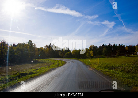 La conduite sur une petite route de campagne en automne à Hysingsvik dans Roslagen, Suède. Banque D'Images