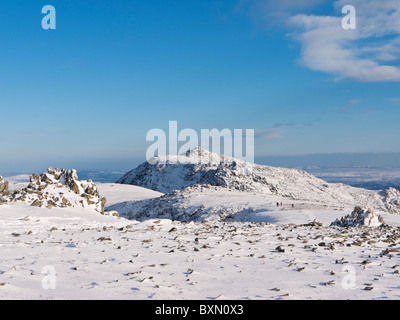 Le sommet de Glyder Fach vu du haut de pinnacled Glyder Fawr, Snowdonia, voisins Banque D'Images