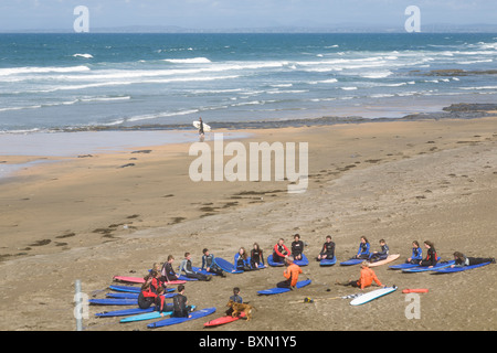 Les surfeurs sur la plage de Fanore, comté de Clare, Irlande Banque D'Images