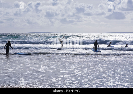 Les surfeurs sur la plage de Fanore, Irlande Banque D'Images