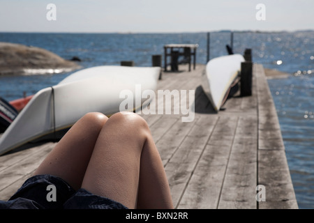 Femme en train de bronzer sur une jetée dans l 'Archipel de Stockholm', la Suède. Banque D'Images