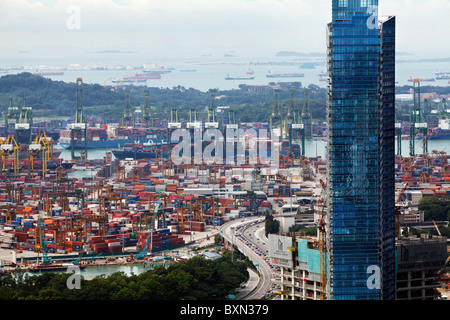 Gratte-ciel de Singapour et le port vu d'un plate-forme d'observation du ciel au-dessus du parc de Marina Bay Sands Hotel Banque D'Images