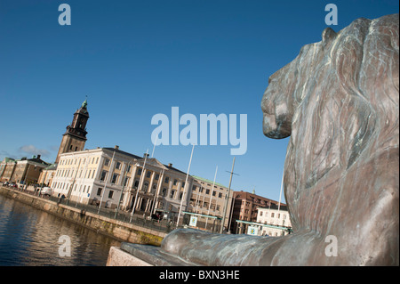 Göteborg, Suède. Une statue d'un lion de mer donne sur l'Hamnkanalen ou Stora Stora Hamn canal dans le centre-ville. Banque D'Images