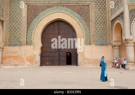 Porte d'entrée voûtée de la mosquée de Meknès, Maroc. Banque D'Images