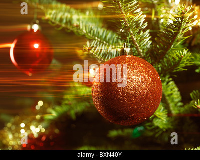 Ornement de Noël sur l'arbre de Noël avec des effets de lumière magique Banque D'Images