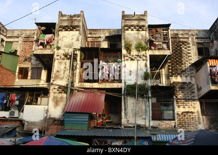 L'Buding, aussi connu sous le bâtiment blanc, est bien connu des années 50 bloc d'appartement dans le centre de Phnom Penh, Cambodge. Il a été démoli en 2017. Banque D'Images