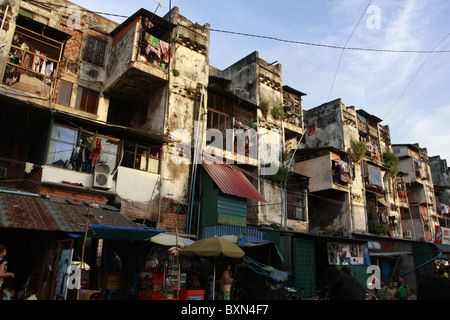 L'Buding, aussi connu sous le bâtiment blanc, est bien connu des années 50 bloc d'appartement dans le centre de Phnom Penh, Cambodge. Il a été démoli en 2017. Banque D'Images