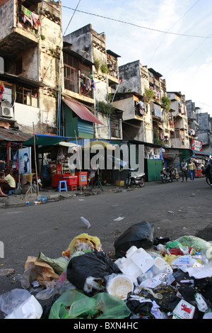 L'Buding, aussi connu sous le bâtiment blanc, est bien connu des années 50 bloc d'appartement dans le centre de Phnom Penh, Cambodge. Il a été démoli en 2017. Banque D'Images