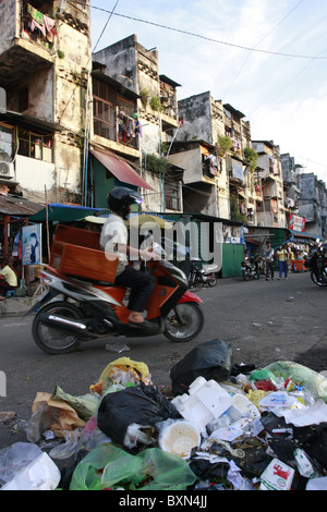 L'Buding, aussi connu sous le bâtiment blanc, est bien connu des années 50 bloc d'appartement dans le centre de Phnom Penh, Cambodge. Il a été démoli en 2017. Banque D'Images