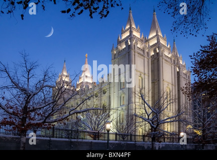 Début de soirée avec un croissant de lune au-dessus du temple mormon en centre-ville de Salt Lake City Utah en hiver Banque D'Images