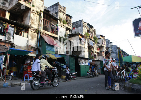 L'Buding, aussi connu sous le bâtiment blanc, est bien connu des années 50 bloc d'appartement dans le centre de Phnom Penh, Cambodge. Il a été démoli en 2017. Banque D'Images