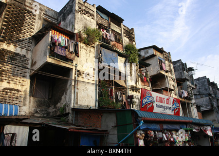 L'Buding, aussi connu sous le bâtiment blanc, est bien connu des années 50 bloc d'appartement dans le centre de Phnom Penh, Cambodge. Il a été démoli en 2017. Banque D'Images