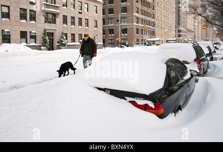 Voitures ensevelies dans la neige à New York - 27/12/10 Banque D'Images