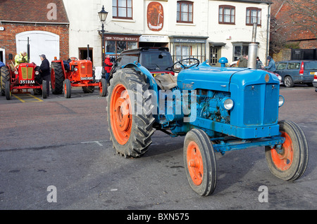 Les tracteurs classiques sur l'affichage lors de l'Assemblée Boxing Day vintage et custom vehicle show, Wickham, Hampshire, Angleterre. Banque D'Images