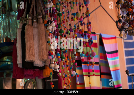 Touristique dynamique bric-à brac à vendre dans la médina au large de la Place Djemaa El Fna, Marrakech. Banque D'Images