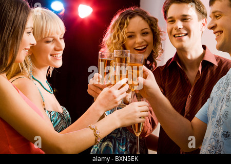 Portrait de cinq gens heureux holding glasses of champagne faire un toast Banque D'Images