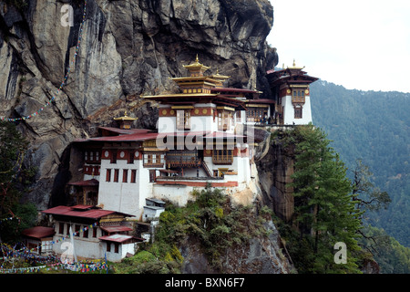 Le nid du tigre, ou de Taktsang, un monastère bouddhiste situé de façon spectaculaire en haut d'une falaise au Bhoutan Banque D'Images
