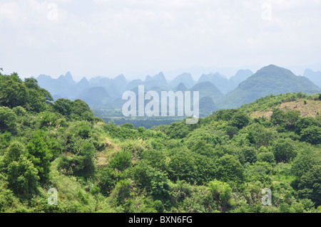 Vue imprenable sur le paysage dans la région de Guilin, Chine du Sud Banque D'Images