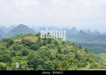 Vue imprenable sur le paysage dans la région de Guilin, Chine du Sud Banque D'Images