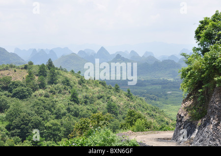 Vue imprenable sur le paysage dans la région de Guilin, Chine du Sud Banque D'Images