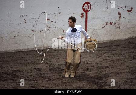 Un charro mexicain avec ses pratiques lasso dans la ville de Mexico. Banque D'Images