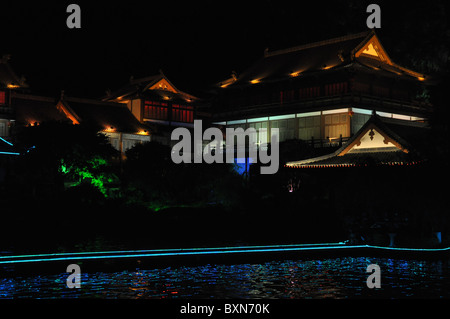 Maisons illuminées et les ponts sont une belle vue de nuit à Guilin, Chine du Sud Banque D'Images