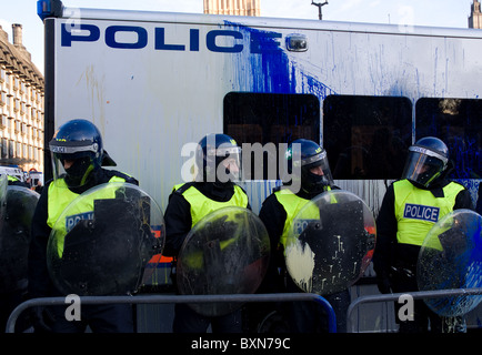 Cordon de police anti-émeutes autour de la chambre du Parlement au cours de la protestation des étudiants Banque D'Images