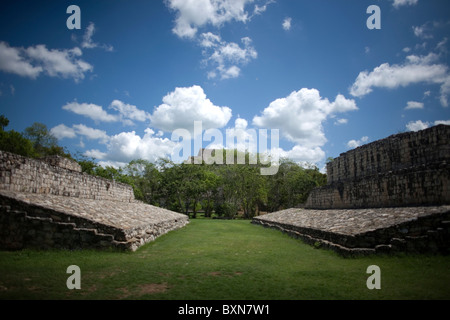 La cour de jeu de balle maya les ruines Maya de Ek Balam dans la péninsule du Yucatan au Mexique, le 19 juin 2009. Banque D'Images