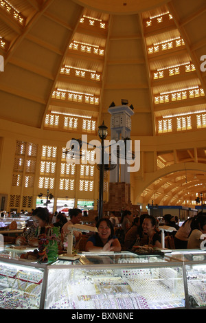 Le marché central de Phnom Penh, construit par les Français dans les années 1920, a été restauré en 2010. Banque D'Images